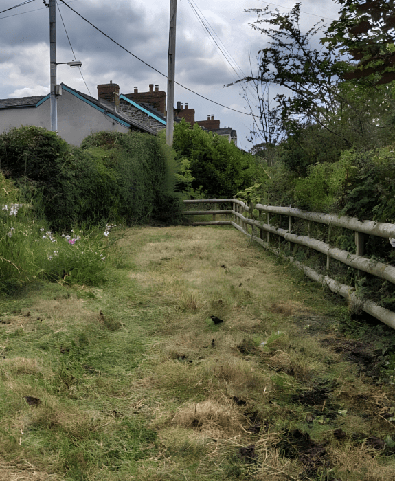 Spacious garden for families - safe outdoor play area in child-friendly accommodation near Hay-on-Wye