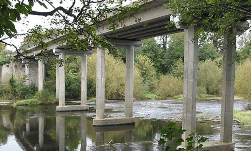 Stone bridge in Hay-on-Wye – scenic river crossing in the Welsh countryside